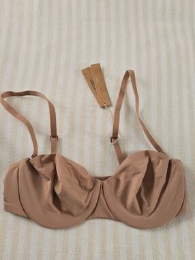SKIMS Smoothing Intimates Strapless Unlined Bra Size:34B Sienna